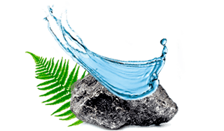 salpicaduras de agua sobre roca